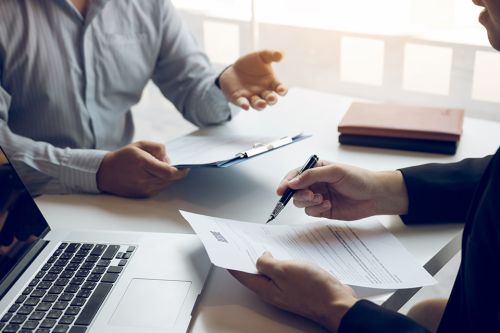 Personen besprechen Akten