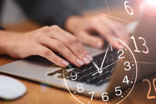 Hände tippen auf Laptop Tastatur